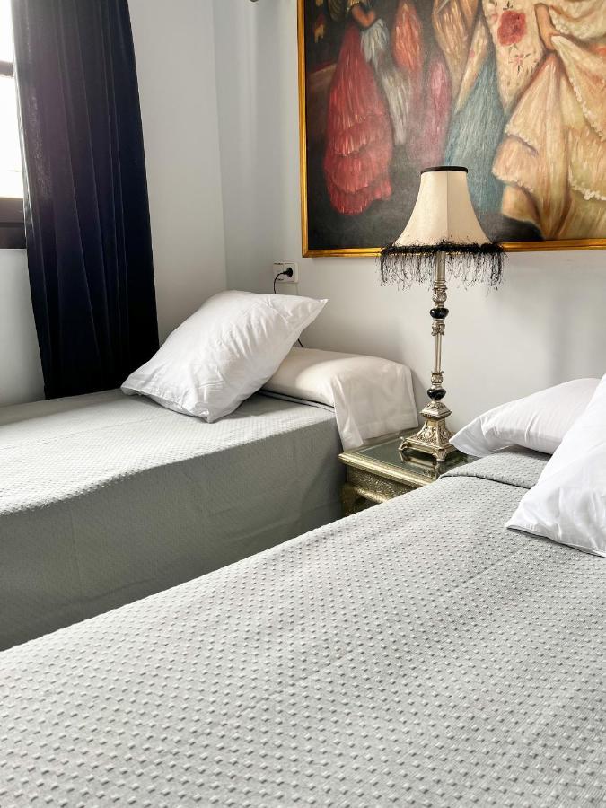 Hostal Servilia Carmona  Bagian luar foto